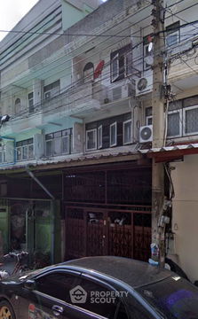 4-BR Townhouse near BTS Krung Thon Buri (ID 1989541)