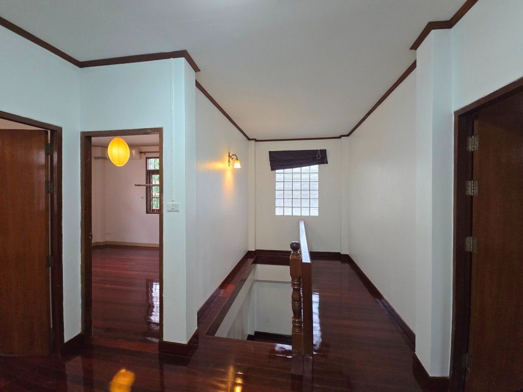 picture Renovated house 2 sto partly furnished with 3 bed plus 1-sto house about 10-15min walk BTS Thong Lo - Ekkamai   - 10/39