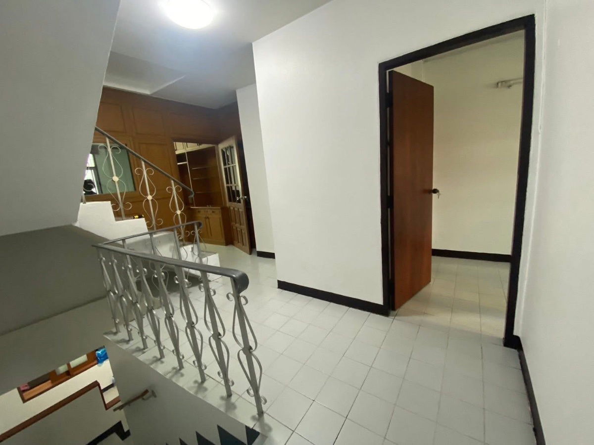 picture LTH13648 – Townhouse for Rent at Pracharat Bamphen 9 (Huai Khwang). 3 beds 4 baths Near MRT Huai Khwang ONLY 40K/Month - 5/9