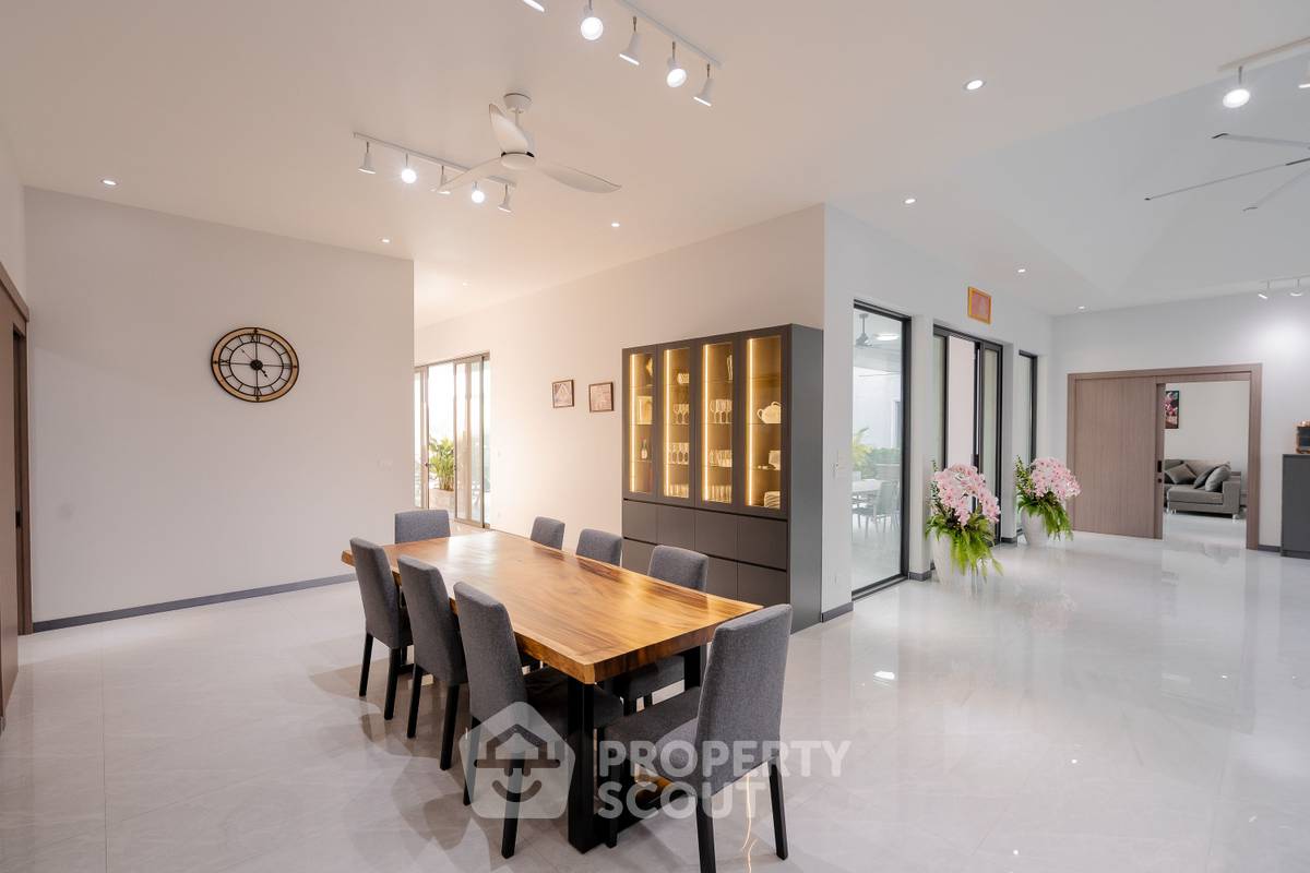 รูป วิลล่า 5-ห้องนอน ใกล้ เดอะ เวเนเซีย (ID 1921727) - รูปที่ 8/10