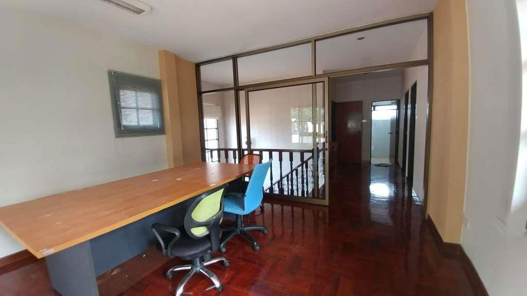 picture Detached house and one-story house on land 309 sq wah in a courtyard about 350 sq m. 10 Parking for office or health clinic. - 16/31