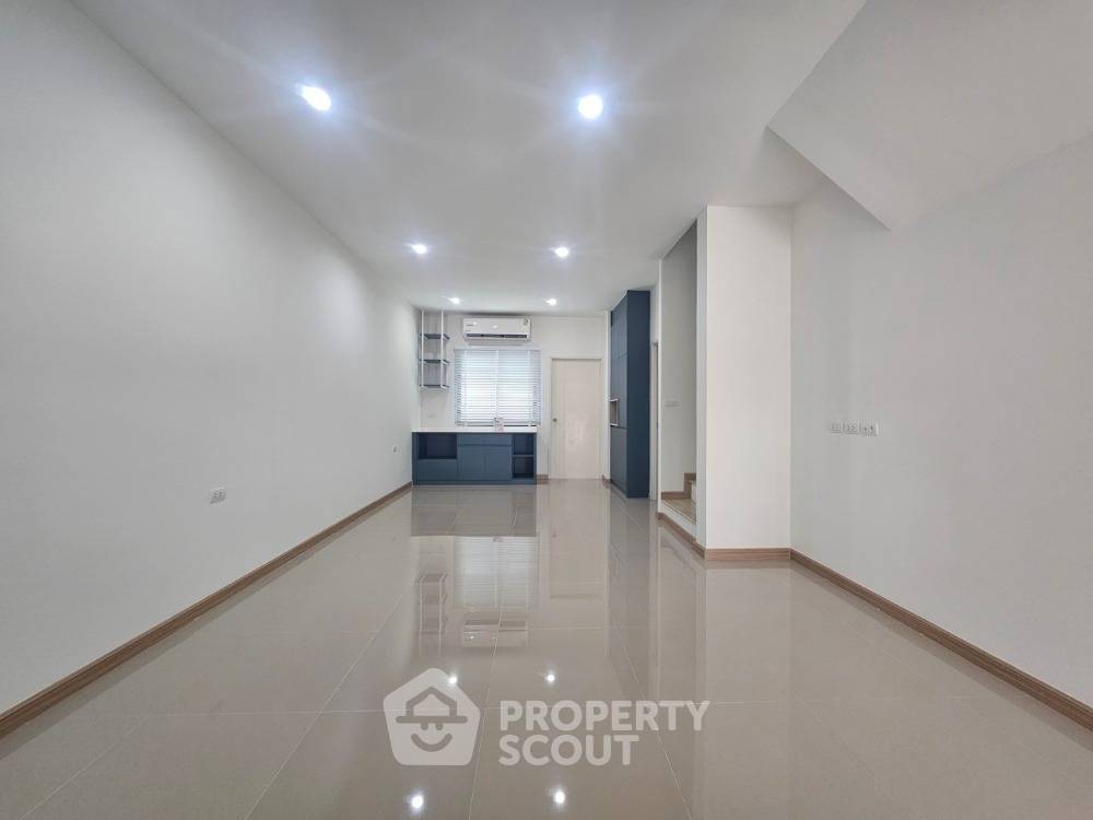 รูป ทาวน์เฮาท์ 3-ห้องนอน ใน ดอกไม้ (ID 1811204) - รูปที่ 2/9