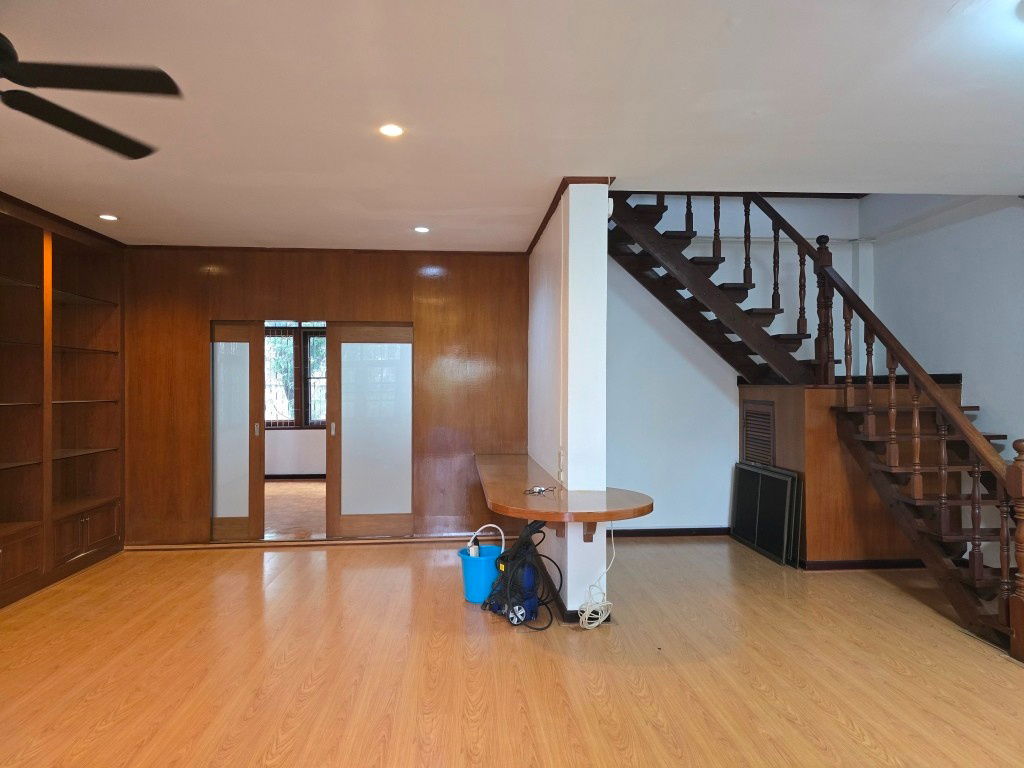 picture Renovated house 2 sto partly furnished with 3 bed plus 1-sto house about 10-15min walk BTS Thong Lo - Ekkamai   - 3/39