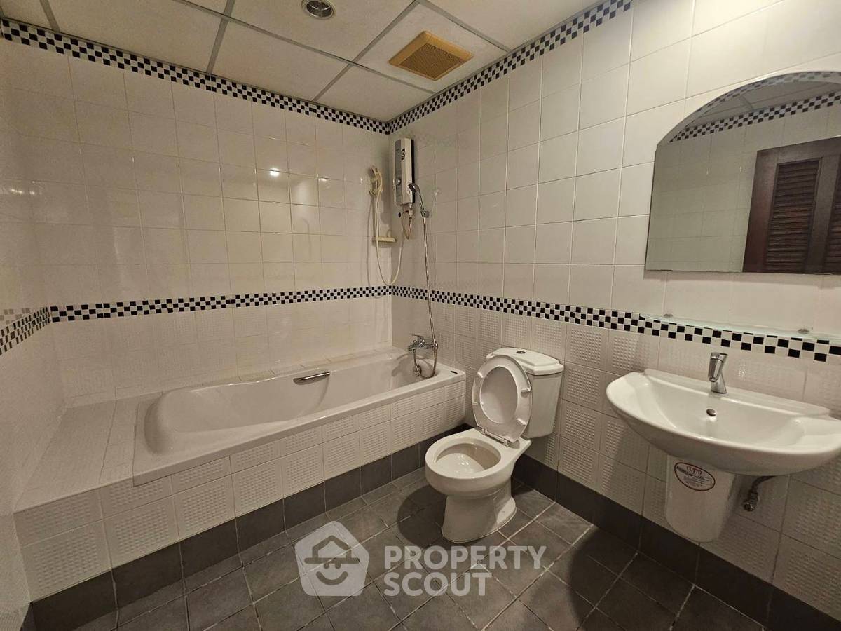 picture 2-BR 95 Sqm Condo At Thew River Place, 19th-Floor Near MRT Sirindhorn (ID 1944073) - 1/11