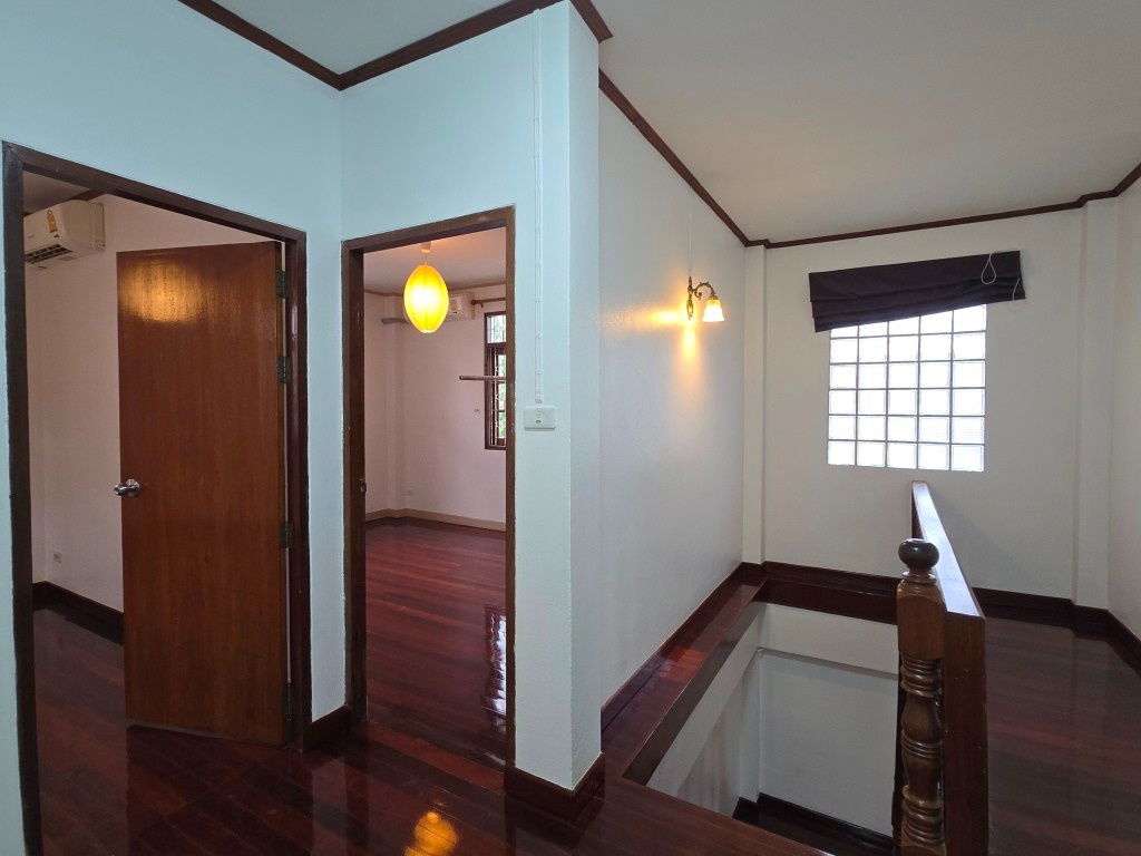 picture Renovated house 2 sto partly furnished with 3 bed plus 1-sto house about 10-15min walk BTS Thong Lo - Ekkamai   - 11/39