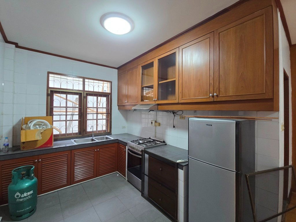 picture Renovated house 2 sto partly furnished with 3 bed plus 1-sto house about 10-15min walk BTS Thong Lo - Ekkamai   - 24/39