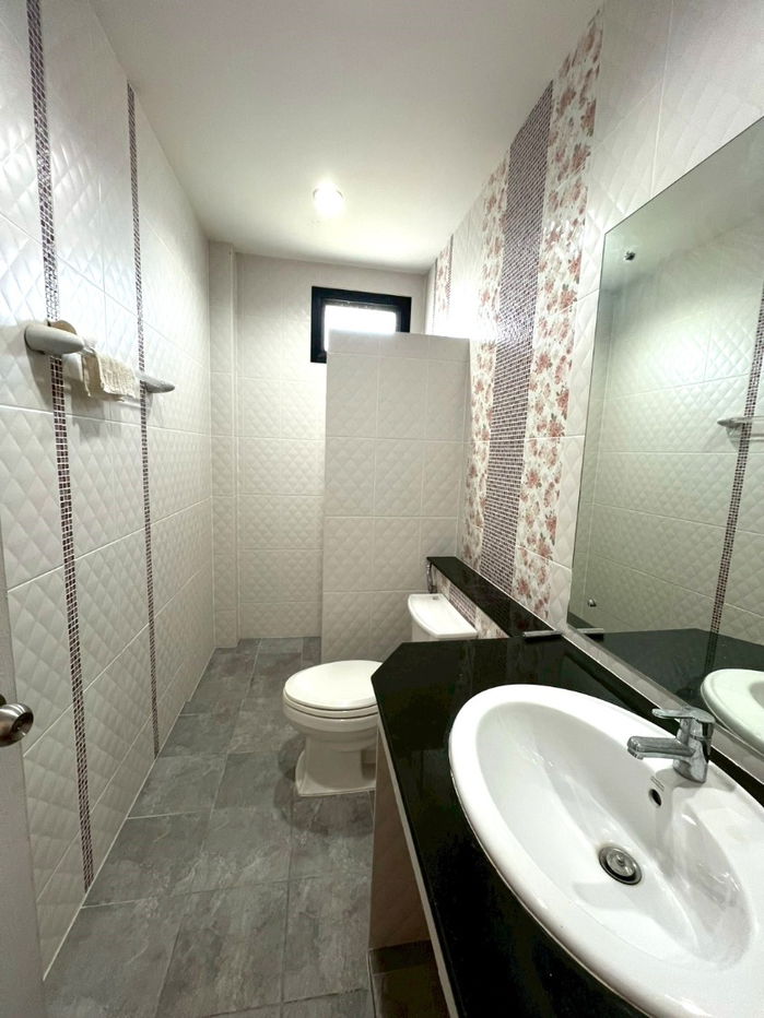 picture  Two storey house for rent with 3 bedrooms,3 toilets and 1 kitchen.  - 17/27