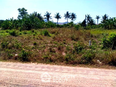 Land for sale Hua Hin Prachaubkirikhan : 2,400 m² Land for Sale in Thap Tai (ID 2064774)