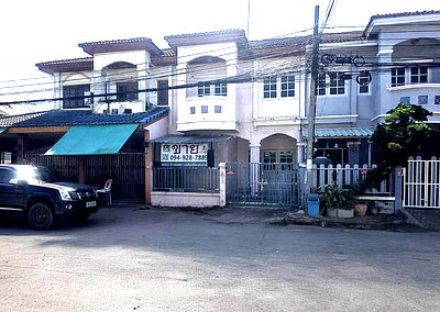 Townhouses for rent Bang Kruai - Sai Noi Road : 2-storey townhouse for rent, located in front of the village, Siriwan-Chuanchom, Bang Bua Thong