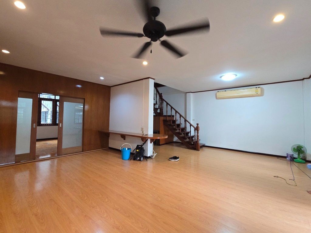 picture Renovated house 2 sto partly furnished with 3 bed plus 1-sto house about 10-15min walk BTS Thong Lo - Ekkamai   - 25/39