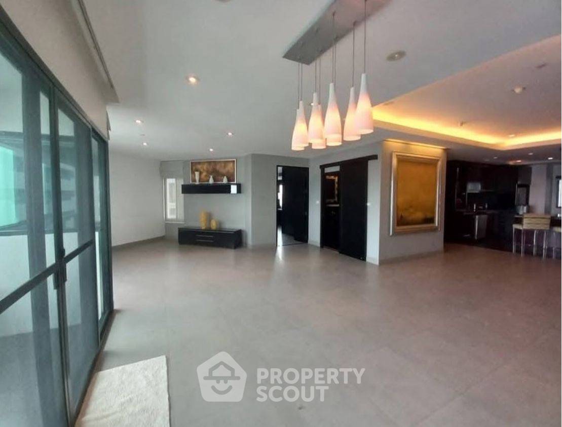 picture 3-BR Condo at Sathorn Gardens near MRT Si Lom (ID 2065729) - 8/18
