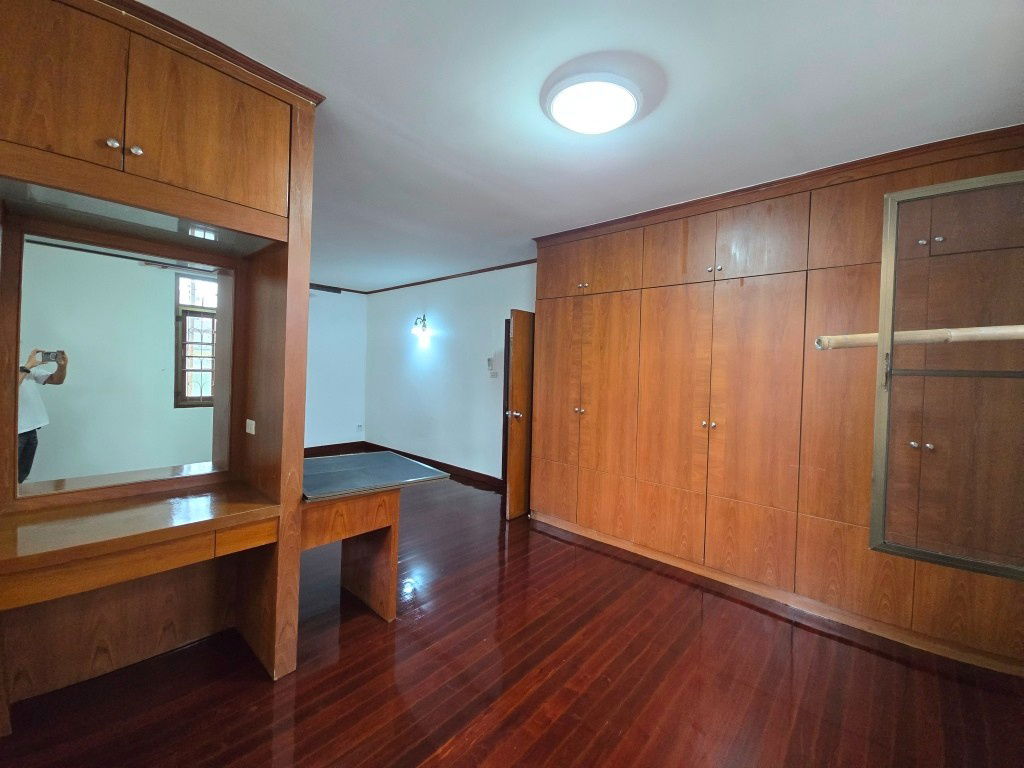 picture Renovated house 2 sto partly furnished with 3 bed plus 1-sto house about 10-15min walk BTS Thong Lo - Ekkamai   - 6/39