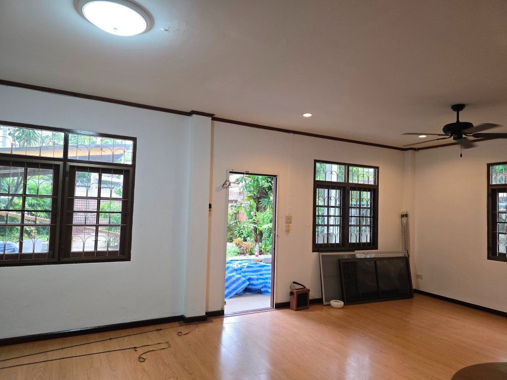 picture Renovated house 2 sto partly furnished with 3 bed plus 1-sto house about 10-15min walk BTS Thong Lo - Ekkamai   - 26/39