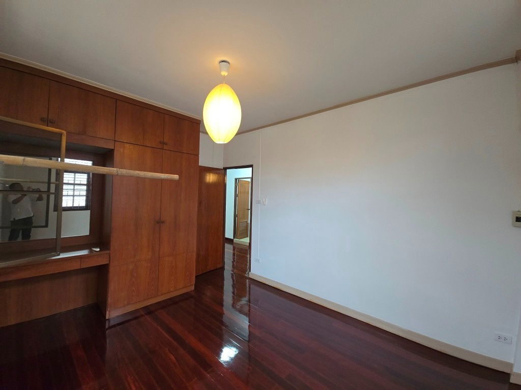 picture Renovated house 2 sto partly furnished with 3 bed plus 1-sto house about 10-15min walk BTS Thong Lo - Ekkamai   - 17/39