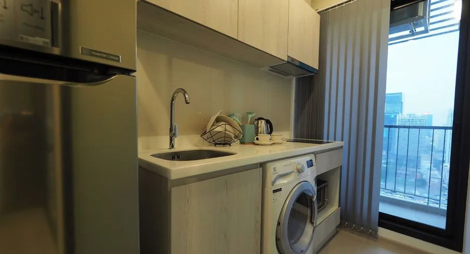 picture Urgent Sale Life Asoke One Bedroom on 25th fl. Foreign buyer welcome - 7/18