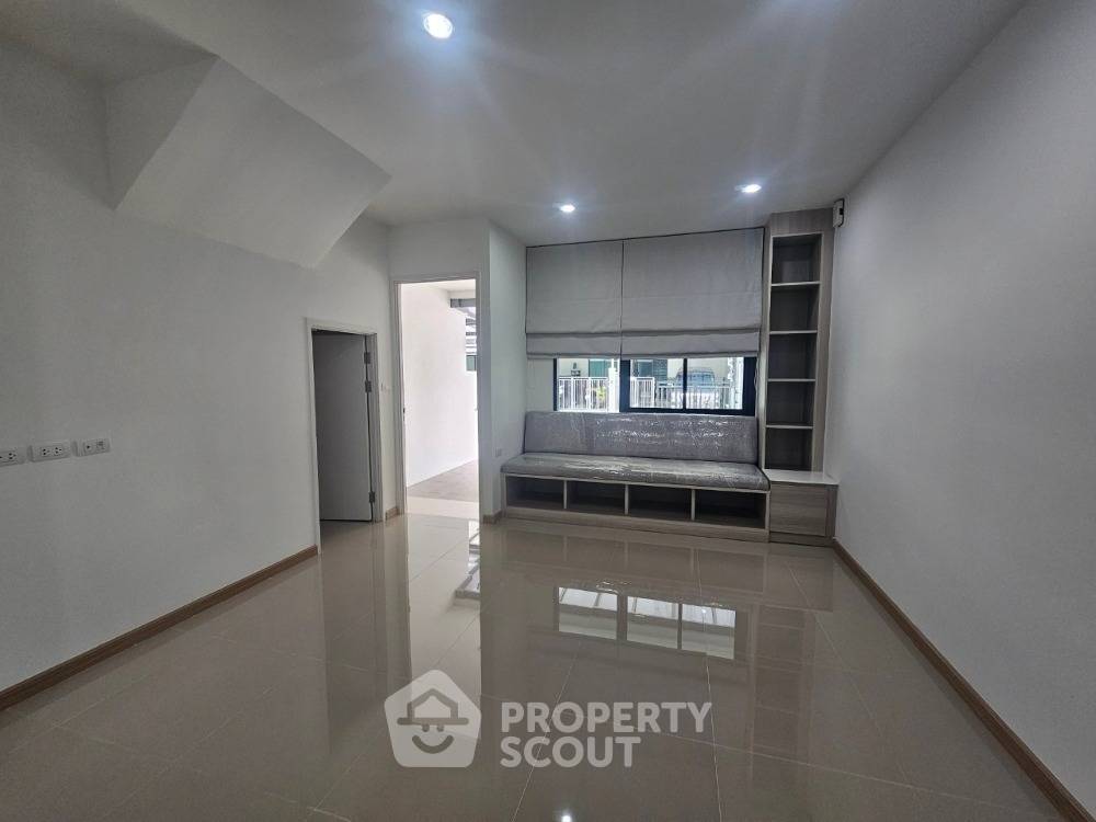 รูป ทาวน์เฮาท์ 3-ห้องนอน ใน ดอกไม้ (ID 1811204) - รูปที่ 3/9