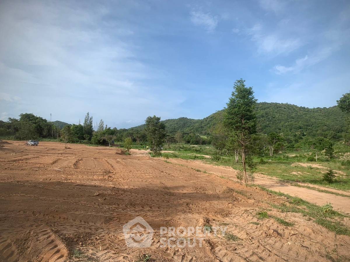 รูป ที่ดินสำหรับปล่อยขาย 1,116 ตารางเมตร แถว ใน ทับใต้ (ID 2080040) - รูปที่ 2/6