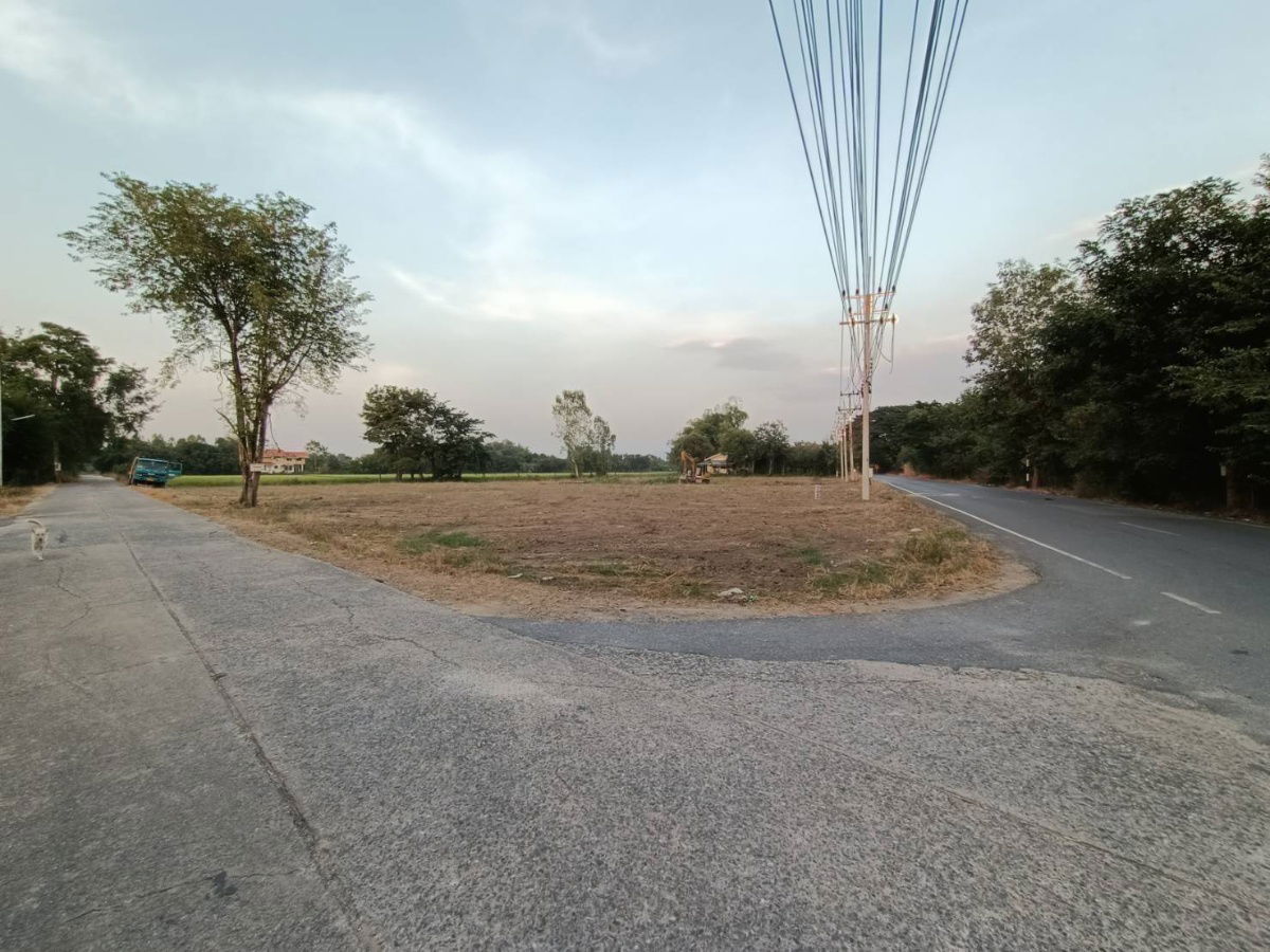picture Land for sale in Phikun Subdistrict, Ban Na, Nakhon Nayok. There are 3 lots, 1.5 million baht per rai from the municipality2 roads,water frontage, - 17/21
