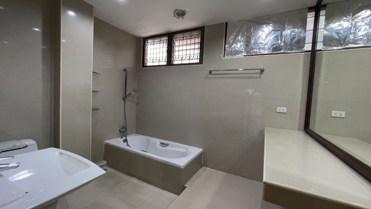 picture 4-storey townhouse, Ekkamai Villa project, Soi Sukhumvit 63, near BTS Ekkamai, only 2 kilometers. - 16/36