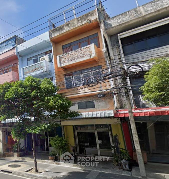 รูป ทาวน์เฮ้าส์ 1-ห้องนอน ใกล้ โชคชัย 4 (ID 2432592) - รูปที่ 2/3