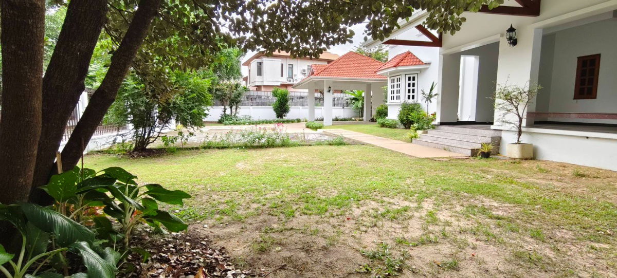 รูป ให้เช่า บ้านเดี่ยว หลังใหญ่ หลังริม 4 ห้องนอน ซอยปรีดีพนมยงค์ 11 สุขุมวิท 71 คลองตัน พร้อมเฟอร์นิเจอร์ไม้สักทั้งหลัง - รูปที่ 10/37