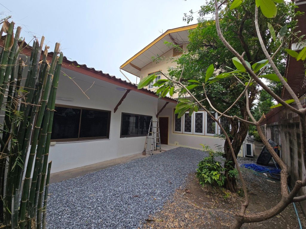 picture Renovated house 2 sto partly furnished with 3 bed plus 1-sto house about 10-15min walk BTS Thong Lo - Ekkamai   - 29/39