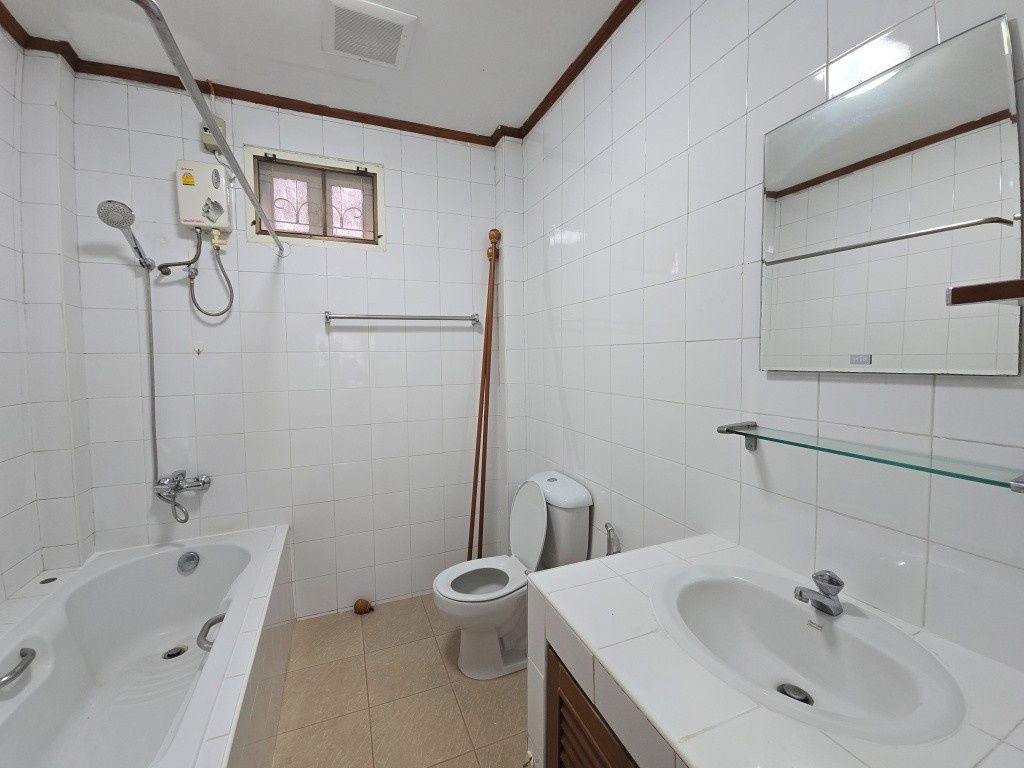 picture Renovated house 2 sto partly furnished with 3 bed plus 1-sto house about 10-15min walk BTS Thong Lo - Ekkamai   - 9/39