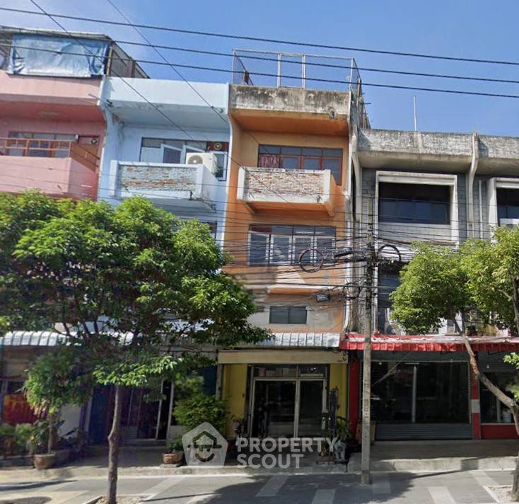 รูป ทาวน์เฮ้าส์ 1-ห้องนอน ใกล้ โชคชัย 4 (ID 2432592) - รูปที่ 1/3