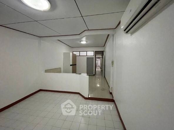 รูป ทาวน์เฮาท์ 5-ห้องนอน ใกล้ MRT ศูนย์วัฒนธรรมแห่งประเทศไทย (ID 1863232) - รูปที่ 14/15