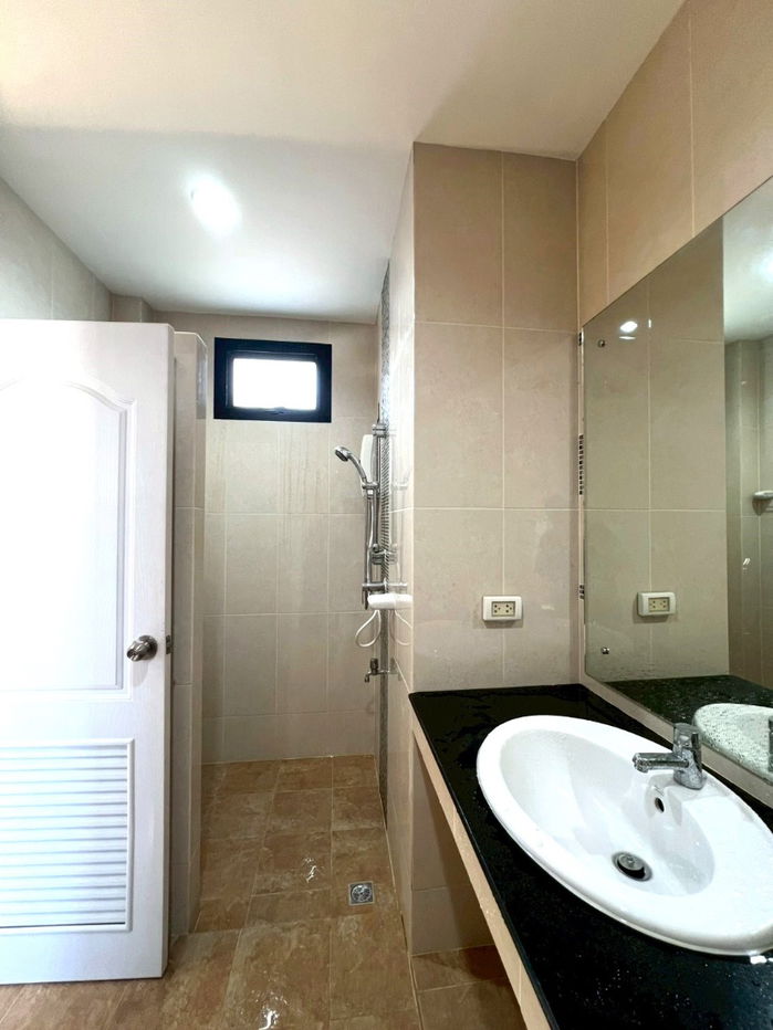 picture  Two storey house for rent with 3 bedrooms,3 toilets and 1 kitchen.  - 12/27