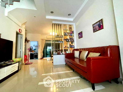 ทาวน์โฮม ลาดพร้าวตอนกลาง โชคชัย 4 ลาดพร้าว 71 นาคนิวาส : ทาวน์เฮาท์ 3-ห้องนอน ใน ลาดพร้าว (ID 1593937)