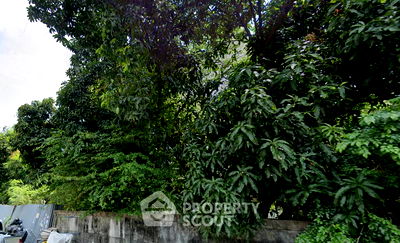 Land for sale Esplanade Ratchadapisek  : 240 m² Land for Sale in Huai Khwang (ID 1958801)