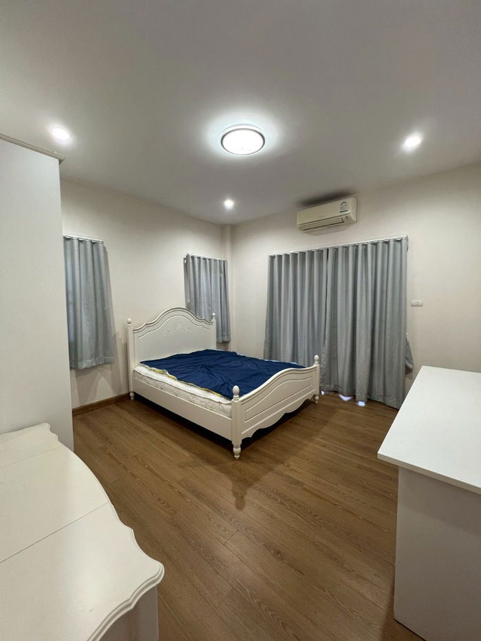 picture  Two storey house for rent with 3 bedrooms,3 toilets and 1 kitchen.  - 14/27