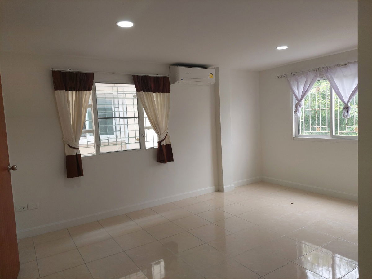 รูป ให้เช่า ทาวน์โฮม 3 ชั้น  4 ห้องนอน 5 ห้องน้ำ หมู่บ้าน อิ่มอัมพร ทวีวัฒนา  เดินทางสะดวก เข้าออกได้หลายทาง หาของกินง่าย หน้าโครงการ มีร้านสะดวกซื้อ - รูปที่ 10/24