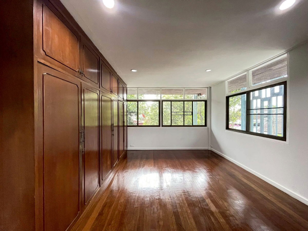 picture LTH13680 – House for Rent | House in Ratchada 19 | 550 sqm | 6 Beds 4 Baths | Near BTS Mo Chit | 100K/Month - 5/10