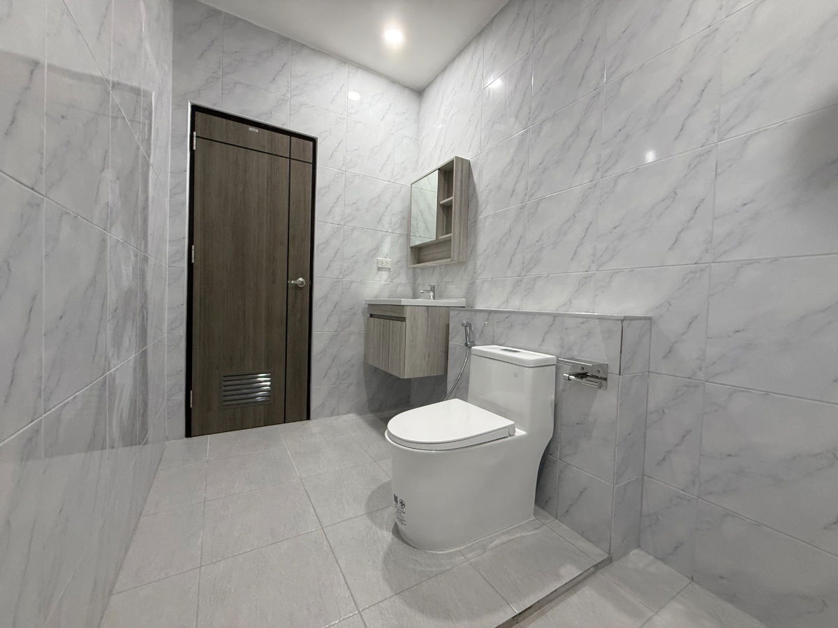 รูป ขายบ้านเดี่ยว 3 ห้องนอน รีโนเวทใหม่สวย เนื้อที่ 52ตร.ว. เฟอนิเจอร์และเครื่องใช้ไฟฟ้าครบ พร้อมอยู่ - รูปที่ 8/10