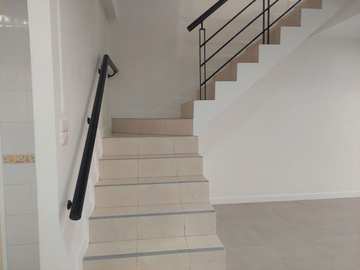 รูป ให้เช่า ทาวน์โฮม 3 ชั้น  4 ห้องนอน 5 ห้องน้ำ หมู่บ้าน อิ่มอัมพร ทวีวัฒนา  เดินทางสะดวก เข้าออกได้หลายทาง หาของกินง่าย หน้าโครงการ มีร้านสะดวกซื้อ - รูปที่ 5/24