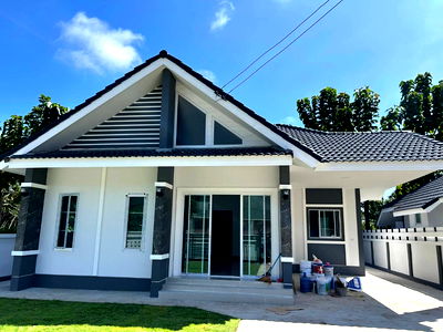 Houses for sale Ruamchok Mall : Single-storey detached house for sale  3 bedrooms 2 bathrooms and 2 parkings.