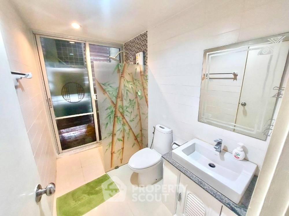 picture 2-BR Condo at The Iris near ARL Hua Mak (ID 878279) - 10/13