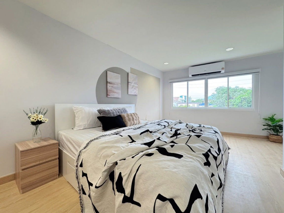 picture Luxury decorated detached house for rent with swimming pool, 5 bedrooms, near MRT Sutthisan - 12/16