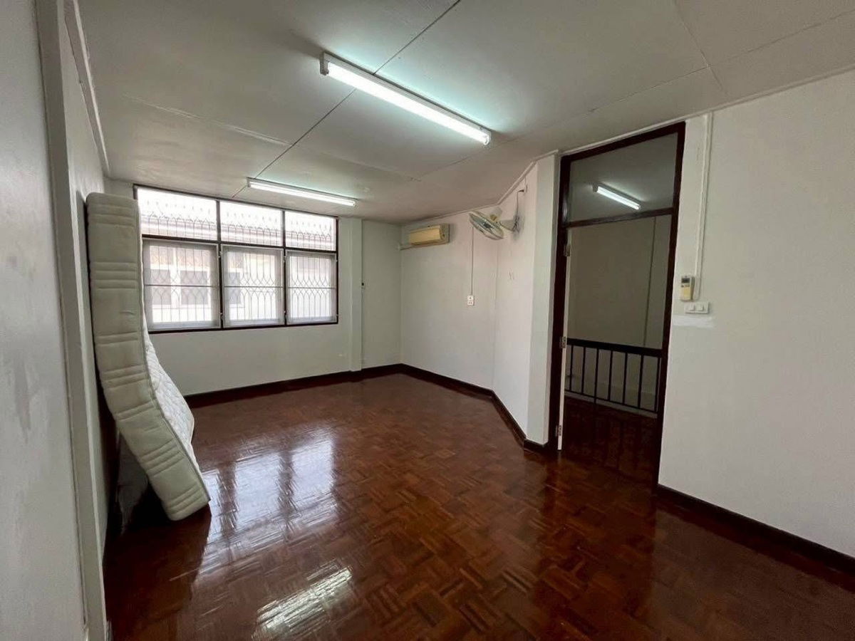 picture 🏘️ Townhouse for Rent – Spacious 2-Storey Unit (30 sq.w.) | 6-Meter Wide Frontage | Near Siriraj Hospital | Located in Soi Chak Phra 16, Taling Chan - 3/20