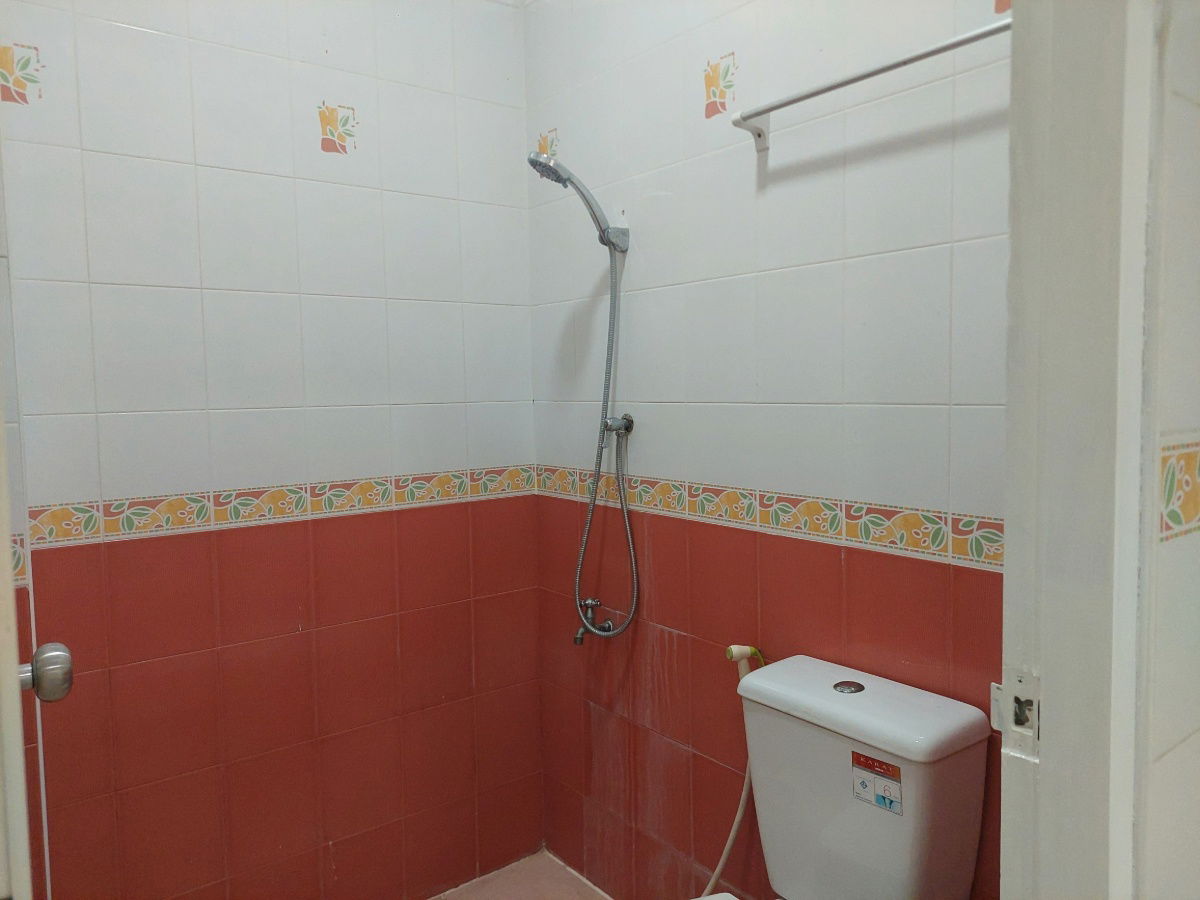 รูป ให้เช่า ทาวน์โฮม 3 ชั้น  4 ห้องนอน 5 ห้องน้ำ หมู่บ้าน อิ่มอัมพร ทวีวัฒนา  เดินทางสะดวก เข้าออกได้หลายทาง หาของกินง่าย หน้าโครงการ มีร้านสะดวกซื้อ - รูปที่ 7/24