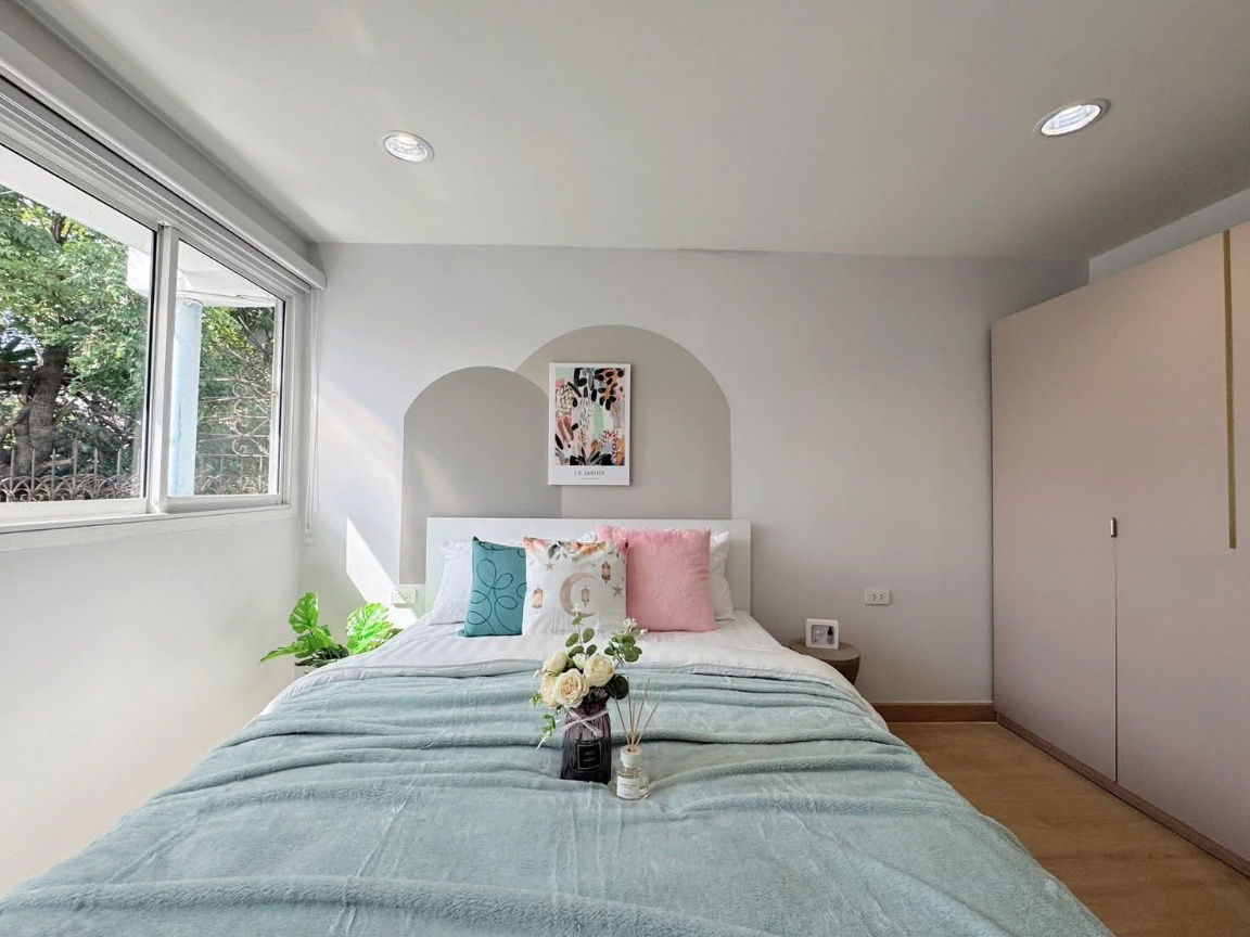 picture Luxury decorated detached house for rent with swimming pool, 5 bedrooms, near MRT Sutthisan - 16/16