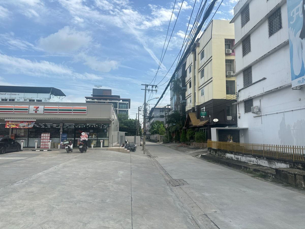 รูป ให้เช่าอาคารพาณิชย์ 4คูหา 4 ชั้น ติดถนนรามอินทรา ติดสถานีรถไฟฟ้าสายสีชมพู กม.4 ติดเซเว่น พร้อมที่จอดรถ สนใจติดต่อ088-9090353 - รูปที่ 3/3