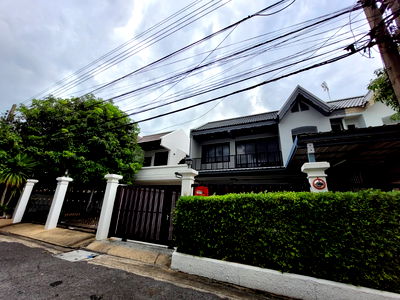 Houses for rent Bangkok : Townhouse for rent near MRT Huai Khwang, fully furnished, ready to move in