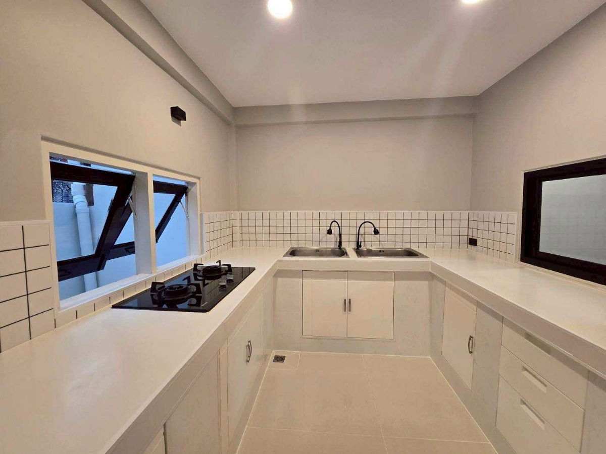 picture LTHC13677 – Townhome for Rent | in Sukhumvit 49 / Thonglor | 220 sqm | 4 Beds 3 Baths | Near BTS Thonglor | 85K/Month  - 7/9