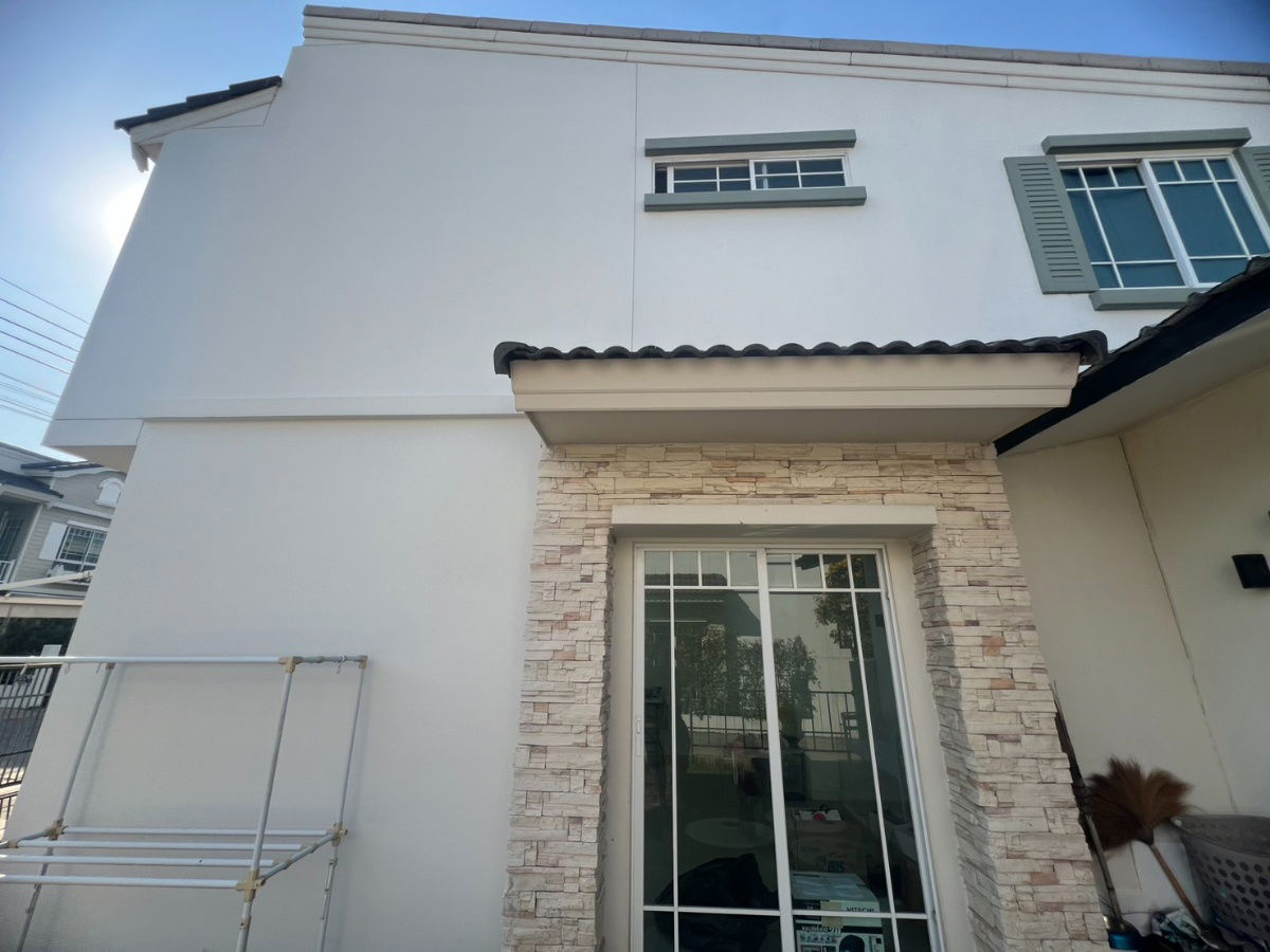 picture Corner Unit! 2floors Townhome at Indy 2 Bangna Km.7. Features a spacious side yard suitable for future expansion. - 7/11