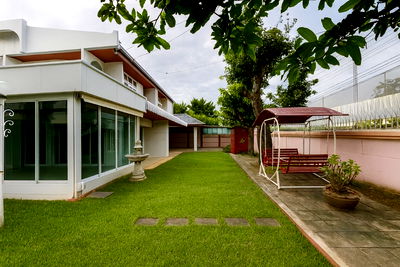 Houses for sale BTS Udom Suk :  🏡 2-Storey Corner Residence @ Golden Location - Sukhumvit 64