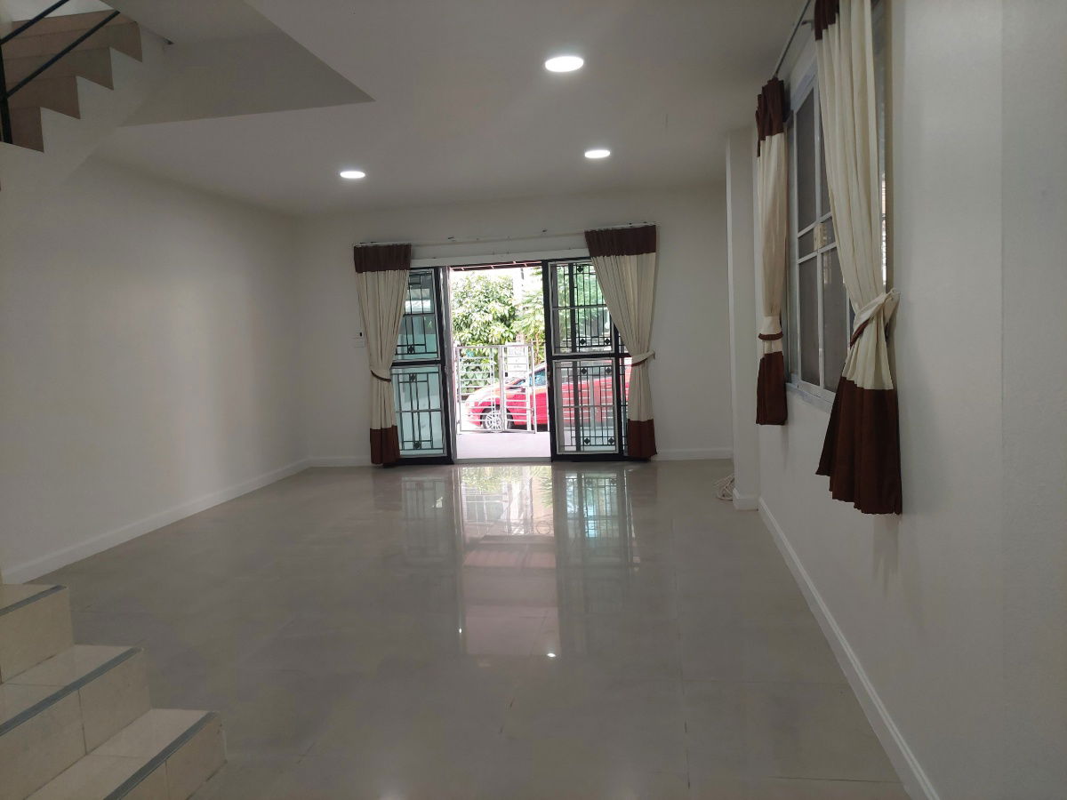 รูป ให้เช่า ทาวน์โฮม 3 ชั้น  4 ห้องนอน 5 ห้องน้ำ หมู่บ้าน อิ่มอัมพร ทวีวัฒนา  เดินทางสะดวก เข้าออกได้หลายทาง หาของกินง่าย หน้าโครงการ มีร้านสะดวกซื้อ - รูปที่ 4/24