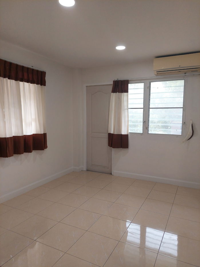 รูป ให้เช่า ทาวน์โฮม 3 ชั้น  4 ห้องนอน 5 ห้องน้ำ หมู่บ้าน อิ่มอัมพร ทวีวัฒนา  เดินทางสะดวก เข้าออกได้หลายทาง หาของกินง่าย หน้าโครงการ มีร้านสะดวกซื้อ - รูปที่ 21/24